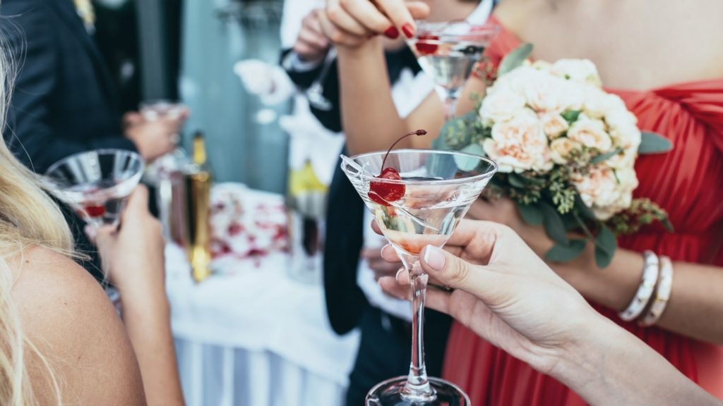 5 Money-Saving Tips for Your Wedding’s Cocktail Hour