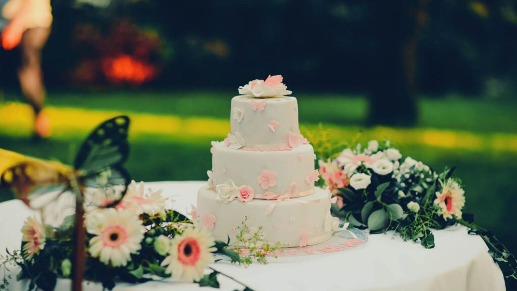 5 Budget-Conscious Tips for Saving Money on Your Wedding Cake