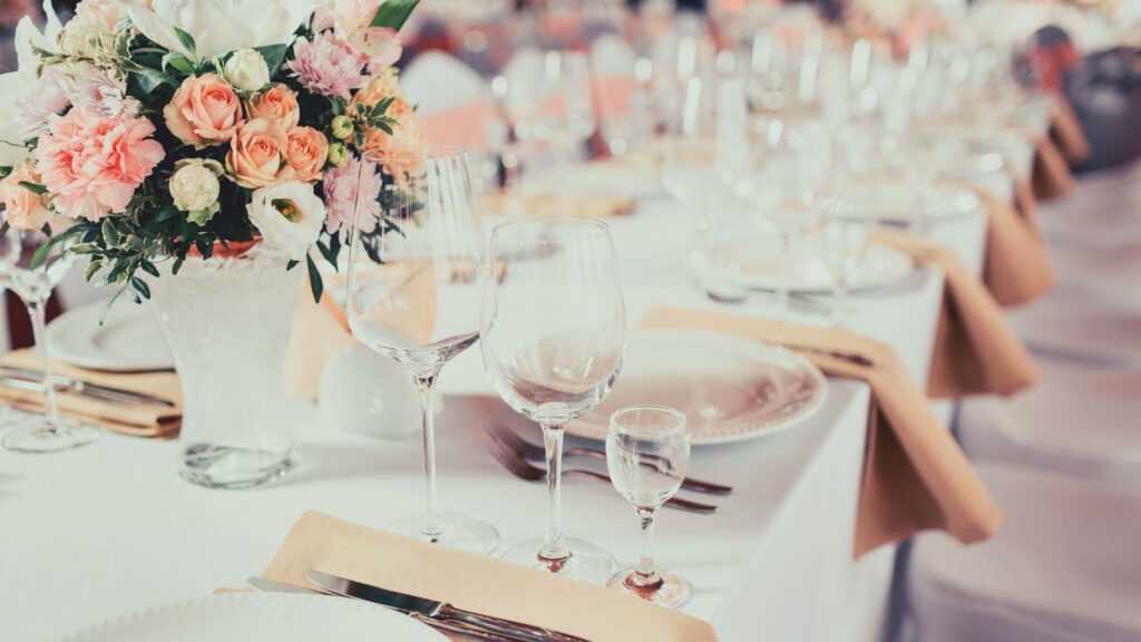 Round vs. Square Tables: How To Choose for Your Reception?
